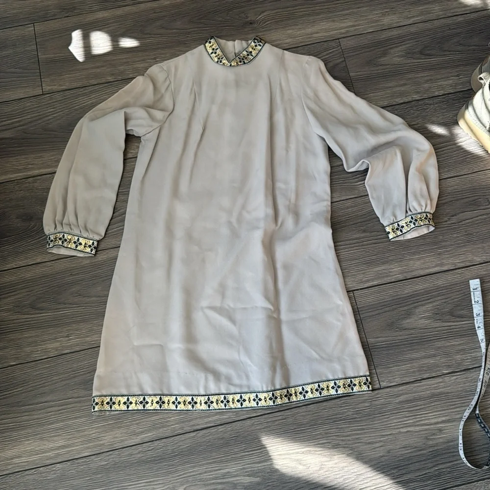 Vintage mod go-go style  long sleeve dress size 7 made of rayon